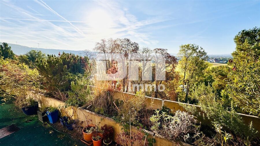 Barrierearme Terrassenwohnung mit Schwimm / Spa-Saunabereich, Garage in gesuchter Lage - Dachterrasse mit Markise Panorama